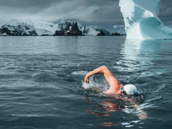 Искусство выживания: техника плавания в экстремально холодной воде